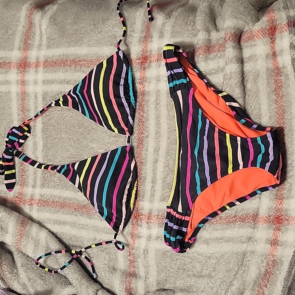 Cute thick material striped bikini Top is L and bottom is M!!!